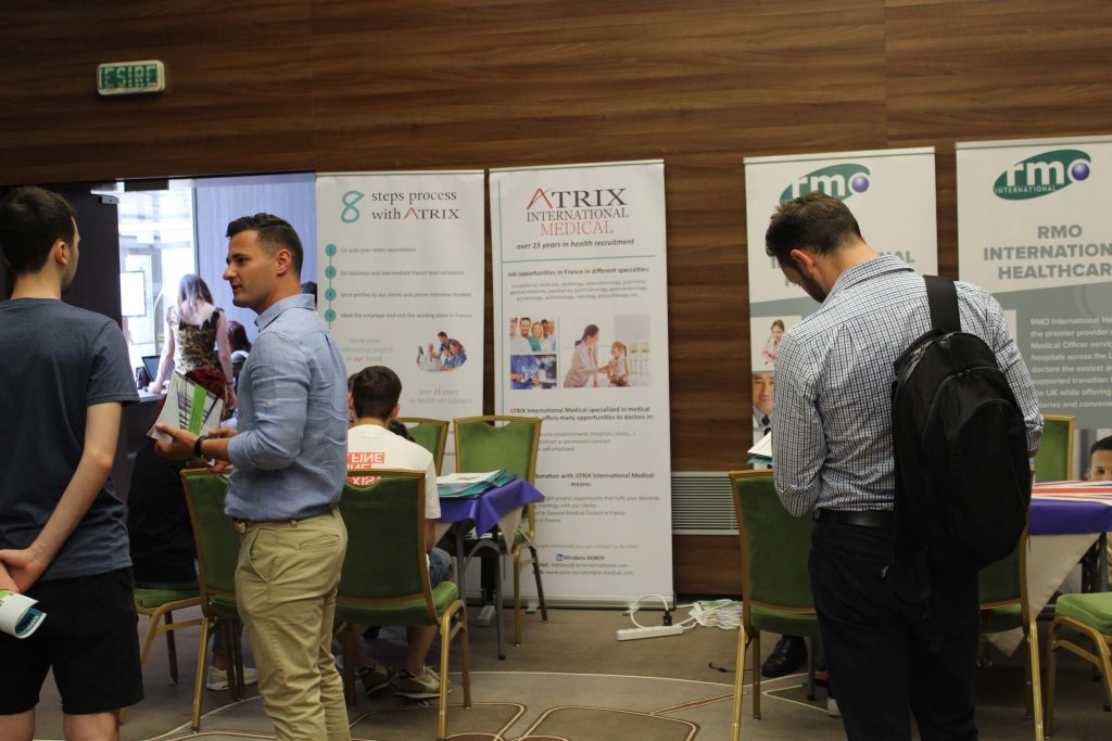  در شهرهای بخارست، تیمیشوارا، کلوژ، یاش و براشو نمایشگاه‌های فصلی برگزار می‌شود که فرصت تعامل مستقیم با کارفرما را فراهم می‌کند. این نمایشگاه ها در داخل دانشگاه ها نیز هر ساله برگزار می شود. هدف از این نمایشگاه پیدا کردن شرکت ها و نیروهای کار برای دو سمت شرکت کننده در آن می باشد.